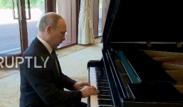 Video: Putin chơi piano điêu luyện trong khi chờ ông Tập Cận Bình