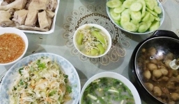 Khoe mâm cơm 450 nghìn cho gia đình 4 người ăn, mẹ trẻ bị gạch đá tới tấp vì... 'chém gió'