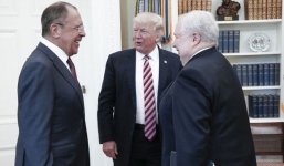 Trump bị nghi tiết lộ tin tối mật với Ngoại trưởng Nga