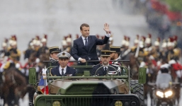 Vì sao tân Tổng thống Pháp dùng xe quân sự nhậm chức?