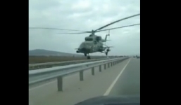 Video: Thót tim trực thăng Mi-8 Nga bay sát nóc ô tô trên cao tốc