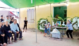 Đại tang bao trùm xóm nhỏ nơi 3 học sinh bị xe Camry đâm tử vong