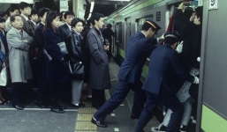 'Yêu râu xanh' trên tàu Tokyo nhảy xuống đường ray trốn thoát