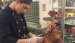 Chỉ với một bức ảnh chụp 'góc nghiêng thần thánh', chàng trai Việt này đã nổi ầm ầm với biệt danh 'soái ca thái thịt'