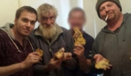 Ba người đàn ông bị bắt vì khoe ảnh bắt được vàng lên Facebook