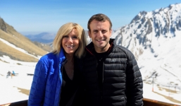 Cựu thủ tướng Italy ví tổng thống Pháp và vợ như hai mẹ con