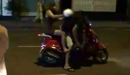 Đôi nam nữ cầm mũ bảo hiểm choảng nhau ầm ĩ trên phố