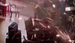 Điện thoại bất ngờ phát nổ, bùng cháy dữ dội tại hiệu cắt tóc