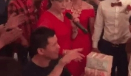 Video: Cô dâu chú rể phải mang bao tải đựng vì tiền mừng quá nhiều