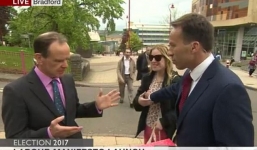 Video: Phóng viên BBC 'sờ ngực' phụ nữ trong chương trình trực tiếp