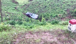 Tránh xe ngược chiều, xe ô tô mất lái lao xuống vực 4 người bị thương