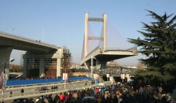 Xem cầu 15.000 tấn quay 120 độ ở Trung Quốc