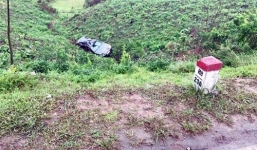  Quảng Ninh: 'Xế hộp' lao xuống vực, 5 người may mắn thoát nạn