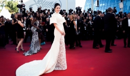 Dự LHP Cannes, Lý Nhã Kỳ xin lỗi gia đình vì vắng mặt trong ngày giỗ cha