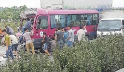 Xe khách đâm đuôi xe tải trên cao tốc, người dân cạy cửa cứu tài xế