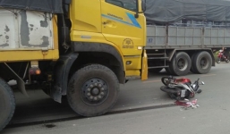 Xe tải cuốn 2 vợ chồng vào gầm, kéo lê trên đường