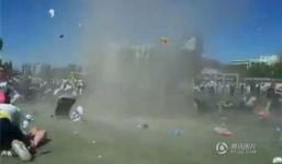 Video: Lốc xoáy cuốn bay xe tải lên trời ở Mỹ