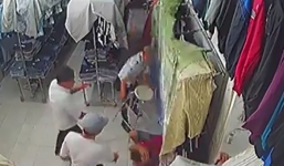 Nghi can chém người trong cửa hàng quần áo ra đầu thú