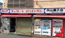 Ở Nhật có một cửa hàng chỉ hé cửa bên, lý do ông chủ 90 tuổi tiết lộ khiến ai cũng nghẹn ngào