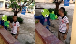 Thanh niên 'xăm trổ' tát liên tiếp vào mặt nữ sinh rồi khoe chiến tích trên Facebook