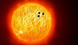 NASA: Hình ảnh 3 UFO khổng lồ bay qua Mặt Trời