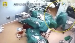 Video: Bác sĩ hung hãn đấm gục y tá giữa ca phẫu thuật