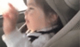 Video: Bé gái 'quẩy' theo đúng điệu nhạc khi ngồi trong ô tô 