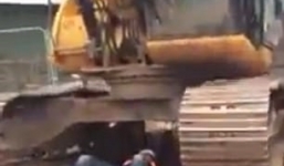 Video: Người đàn ông nằm nâng máy xúc hơn 30 tấn gây sốc