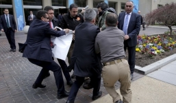 Video: Vệ sĩ của Tổng thống Thổ Nhĩ Kỳ bị tố đụng độ với người biểu tình