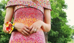 4 năm sưu tầm giấy gói kẹo, cô gái khiến mọi người ngạc nhiên khi xem thành quả