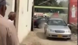 Ôtô đỗ chắn ngõ bị xe tông đến bẹp cửa