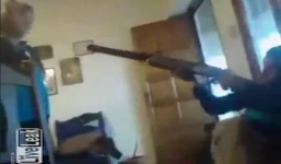 Cậu bé vô tình bắn chết bạn vì nghịch súng khi đang livestream