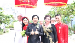 Kim Tử Long cùng 2 người vợ rạng rỡ đưa con gái về nhà chồng