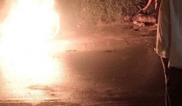 Người đàn ông tự tẩm xăng thiêu sống bốc cháy ngùn ngụt giữa phố