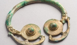 Nhặt được khối vàng 60 tỷ khi đào sắt vụn gây xôn xao