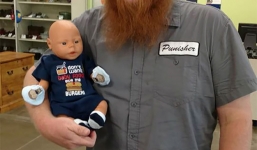 Người đàn ông xăm trổ bế búp bê đi mua sắm và câu chuyện cảm động đằng sau đó