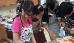 Du học sinh Việt tại Hàn bóc mác 'xa hoa, sang chảnh', tiết lộ chuyện quay cuồng rửa bát xoay tiền đóng học