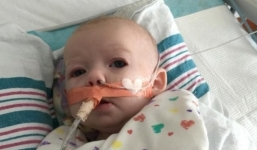 Con gái nhập viện khẩn cấp, bố khẩn thiết năn nỉ mọi người rửa tay sạch trước khi ôm trẻ sơ sinh