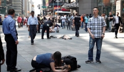 Xe điên lao vào dòng người đi bộ ở Quảng trường Thời đại