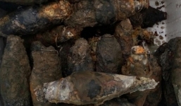 Phát hiện cả kho bom, đạn đã rỉ sét dưới nền trụ sở Huyện ủy