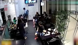 2 bà mẹ đánh nhau loạn xạ trong nhà hàng vì bé gái gây ồn