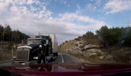 Đây là lý do tuyệt đối không vừa lái xe vừa nghe điện thoại