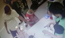  Truy tìm tung tích kẻ biến thái chuyên sàm sở trẻ em trong cửa hàng tiện lợi ở Gò Vấp
