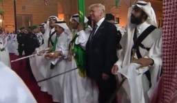 Video: Trump nhún nhảy trong vũ điệu dân gian Arab Saudi 