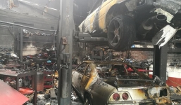 Gara ô tô bốc cháy ngùn ngụt, siêu xe trơ khung