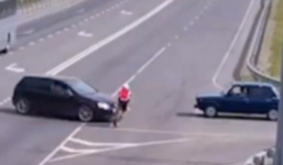 Người đạp xe sống sót thần kỳ sau cú đâm trực diện của ô tô