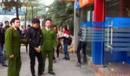 Bàn giao đối tượng phá trụ ATM, dùng hung khí tấn công bảo vệ