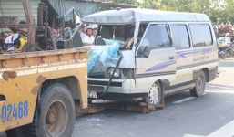 Xe khách tông đuôi xe tải, 2 người thương vong