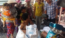 Cha nuôi hai con bại não phát gạo từ thiện cho người dân xung quanh