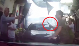 Không nhường đường, nữ tài xế bị nam thanh niên húc đầu xe rút dao đe dọa